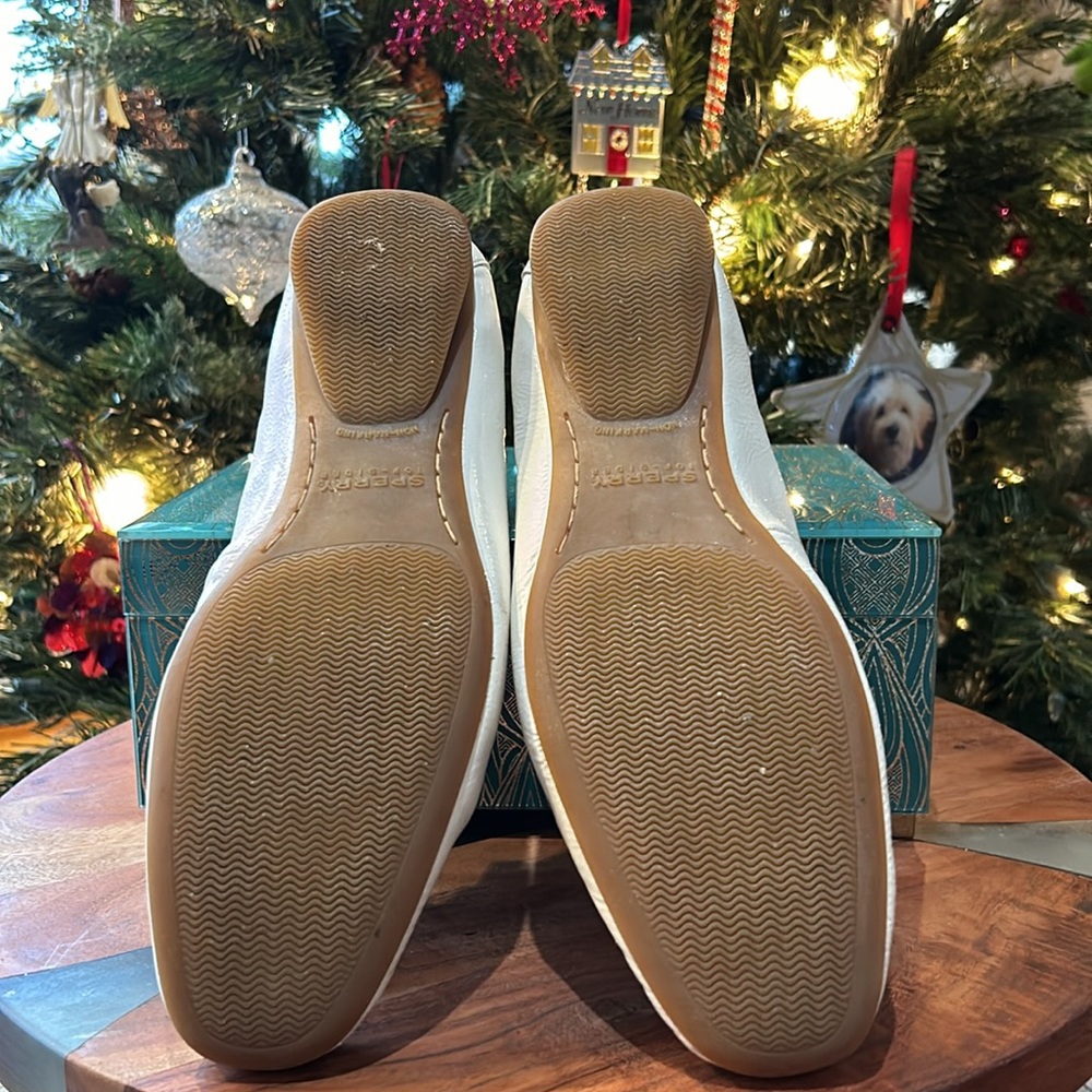 Sperry Topsider white patent leather w/beige piping size 8.5 M gently worn - Picture 3 of 3